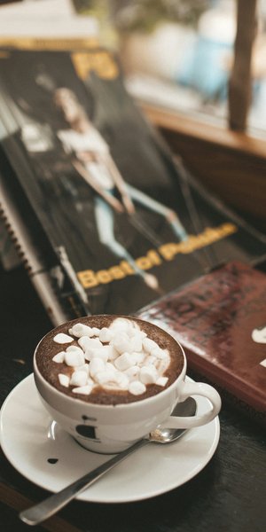 Κούπα με ζεστή σοκολάτα σε καφέ 