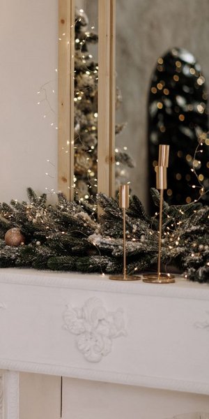 Χριστουγεννιάτικη διακόσμηση: 4 ιδέες για να στολίσετε το τζάκι του σπιτιού σας