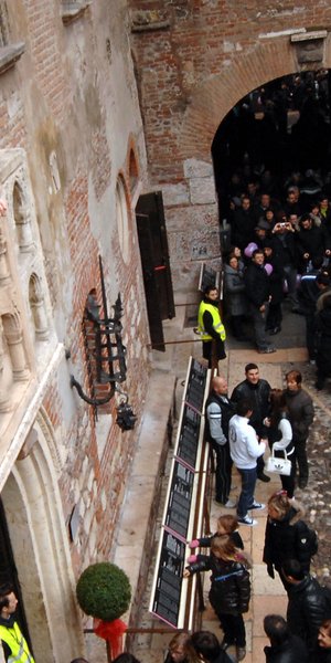 Τουρίστριες στο μπαλκόνι της Ιουλιέτας στη Βερόνα
