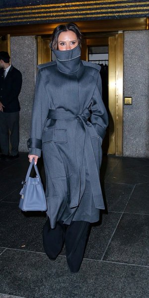 Το «incognito» παλτό της Βικτόρια Μπέκαμ ξεχωρίζει στην γκαρνταρόμπα της χάρη στο χρώμα, τη γραμμή του και τον πολυμορφικό γιακά