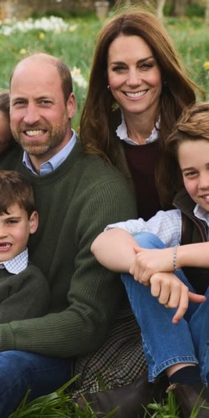 Ο Γουίλιαμ και η Κέιτ ποζάρουν με τα παιδιά τους 