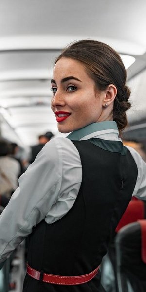 Τι είναι το Cabin Crew make-up trend στο TikTok και γιατί κάνει το μακιγιάζ να διαρκεί περισσότερο