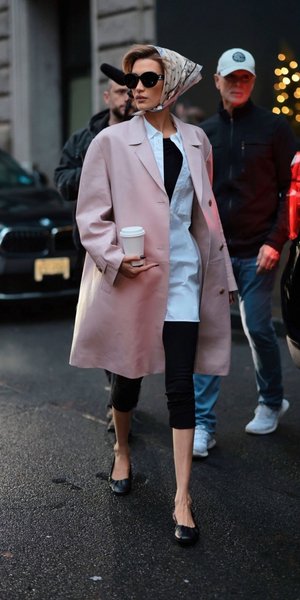 Δεν είναι μόνο για το καλοκαίρι: Η Μπέλα Χαντίντ δείχνει πώς να φορέσουμε το κάπρι παντελόνι τον χειμώνα