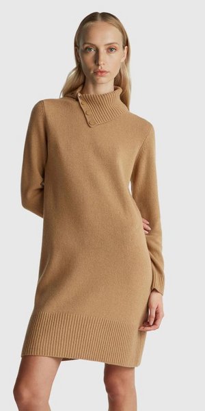 Το πλεκτό φόρεμα από τα Benetton που κυκλοφορεί σε τρία χρώματα και είναι σε έκπτωση