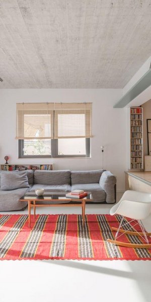 Η οροφή από εμφανές μπετόν δένει αρμονικά με τη σύγχρονη ανακαίνιση