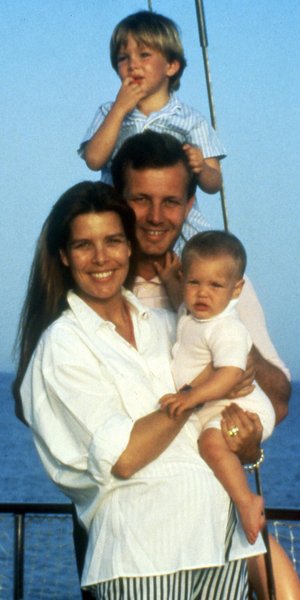 Η Καρολίνα του Μονακό με τον Στέφανο Κασιράγκι και τα δύο από τα τρία τους παιδιά, Ανδρέα Κασιράγκι (πάνω) και Σαρλότ Κασιράγκι το 1987
