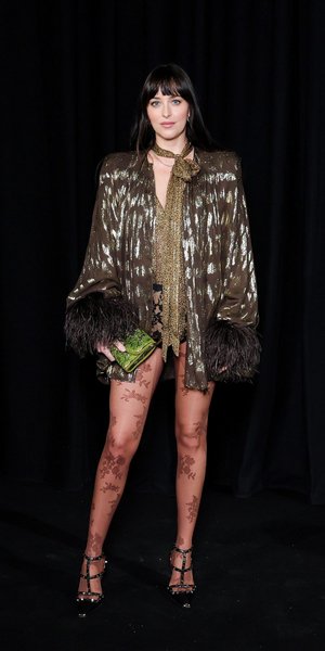 Η Ντακότα Τζόνσον μαγνητίζει τα βλέμματα με no pants look στο show του Valentino στο Παρίσι