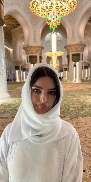 Η Έμιλι Ραταϊκόφσκι με χιτζάμπ σε τζαμί 