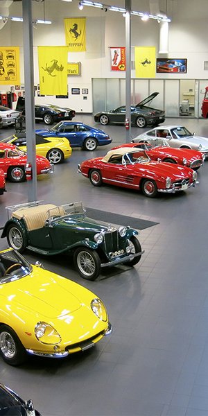 Ένα όνομα αυτοκινήτου δεν είναι απλώς μια λέξη στο πίσω μέρος του αμαξώματος / SHUTTERSTOCK