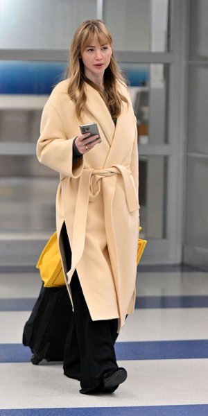 Η Τζένιφερ Λόρενς χωρίς μακιγιάζ δείχνει το πρώτο πανωφόρι της άνοιξης