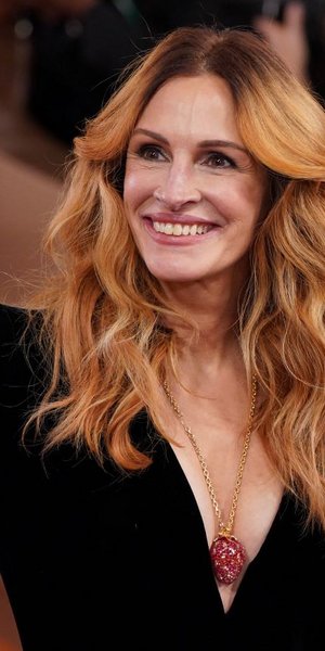 Το στιλιστικό τρικ της Τζούλια Ρόμπερτς στις Χρυσές Σφαίρες που έκανε το βαθύ ντεκολτέ να δείχνει απόλυτα κομψό