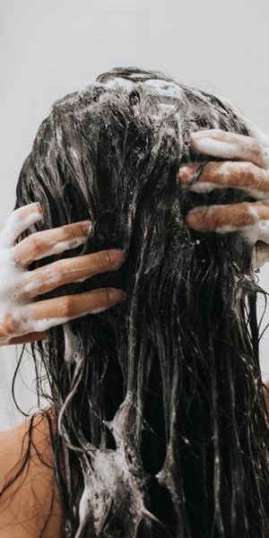 Γυναίκα που λούζεται  