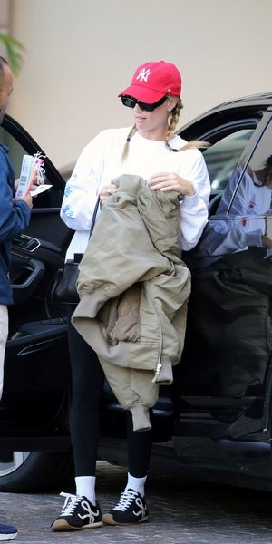 Η Μάργκοτ Ρόμπι φόρεσε πρώτη τα sneakers που γίνονται τάση το 2026