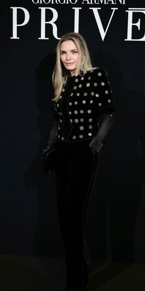 Η Μισέλ Φάιφερ διαχρονικά κομψή σε σπάνια εμφάνιση στα front rows του Παρισιού