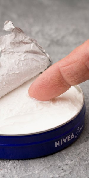 Δρα καλύτερα σε νωπό δέρμα και άλλα 4 μυστικά για τη Nivea