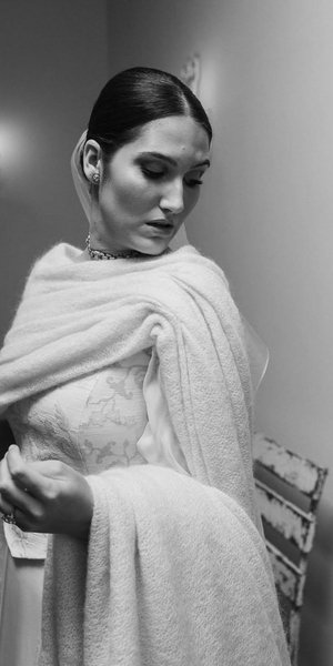 Η νύφη που επέλεξε για τον γάμο της μια εντυπωσιακή πλεκτή κάπα, προαναγγέλλοντας τη μεγάλη τάση του 2026