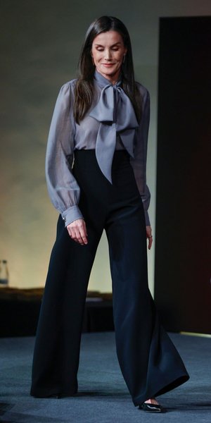 Η βασίλισσα Λετίθια εντυπωσιάζει στα βραβεία Zenda με palazzo παντελόνι και ημιδιάφανη μπλούζα