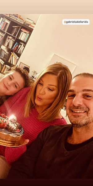 Η Ράνια Τζίμα έκλεισε τα 45 και γιόρτασε με τον Γαβριήλ Σακελλαρίδη και την κόρη τους -Η φωτογραφία στο σαλόνι