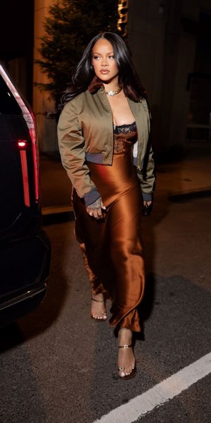 Η Ριάνα αποδεικνύει ότι το slip dress και το bomber jacket ταιριάζουν άψογα