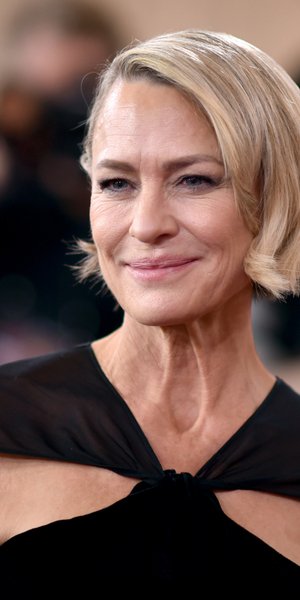 Το «Χ» ντεκολτέ της Ρόμπιν Ράιτ στις Χρυσές Σφαίρες 2026 είναι η πιο κομψή εναλλακτική στο halter