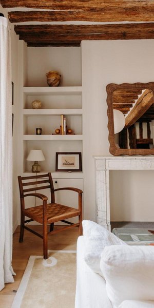 Το τζάκι ξεχωρίζει στον χώρο του σαλονιού