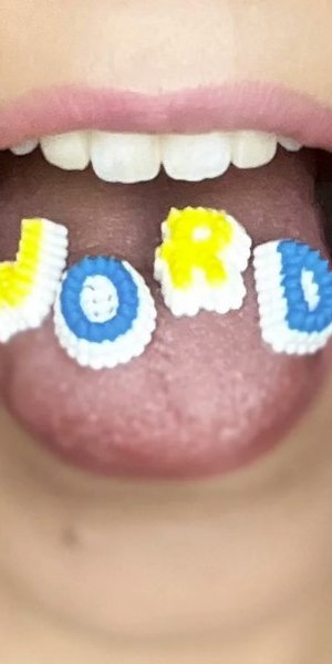 Για τη Monique Todorovski, οι λέξεις δεν είναι ποτέ αφηρημένες. Έχουν υφή, γεύση και, συχνά, έντονη παρουσία στο στόμα της / SHUTTERSTOCK