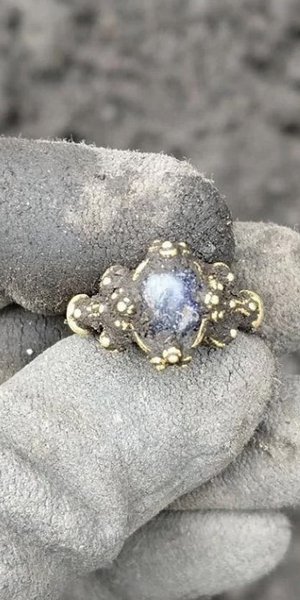 Ένα δαχτυλίδι που θα μπορούσε εύκολα να περάσει για σύγχρονο κόσμημα, αν δεν είχε βρεθεί θαμμένο στο έδαφος, ήρθε στο φως τη Νορβηγία / Norwegian Institute for Cultural Heritage