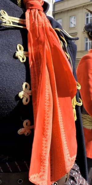 Πίσω από την εικόνα της κομψότητας, κρύβεται μια ιστορία που ξεκινά όχι από πασαρέλες αλλά από πεδία μάχης / SHUTTERSTOCK