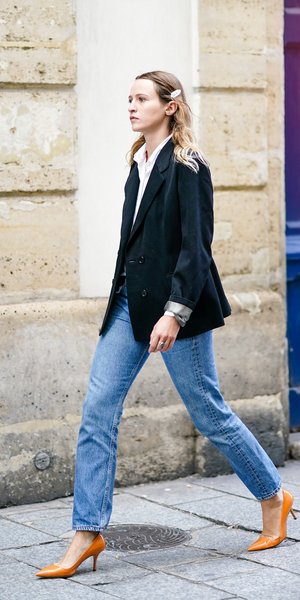 Τζιν, λευκό πουκάμισο και blazer