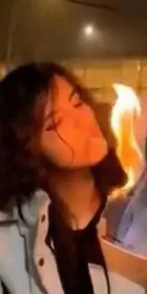 Η viral εικόνα που έκανε τον γύρο του κόσμου: Ποια είναι η 23χρονη Ιρανή που έγινε σύμβολο αντίστασης