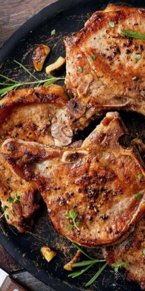 Χοιρινές μπριζόλες στο τηγάνι / Φωτογραφία: Shutterstock