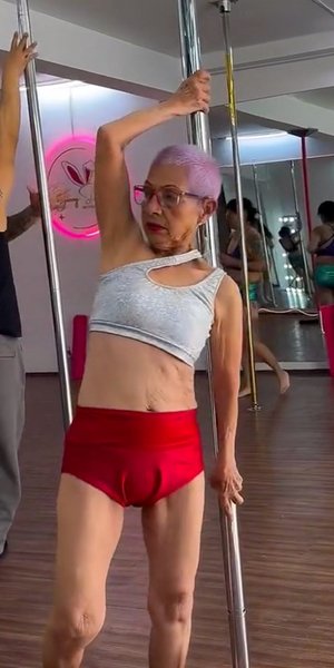 (D) Η Μαρία Λουίζα (87 ετών) ασκείται στο pole dance: «Είμαι μητέρα 10 παιδιών, γιαγιά 15 εγγονών και προγιαγιά 9 δισέγγονων. Δεν υπάρχει ηλικία για να ασκείσαι»