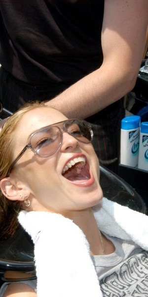 Το αντίστροφο λούσιμο: Η τεχνική που προτείνουν δερματολόγοι για ενυδατωμένα μαλλιά