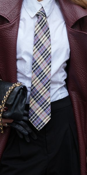 Κοπή πίτας: Το ιδανικό ντύσιμο για εταιρική γιορτή, σύμφωνα με style expert