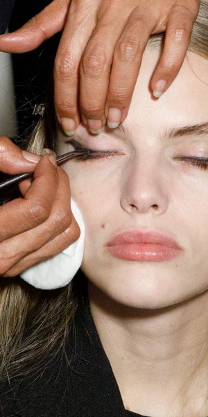 Eyeliner μετά τα 40: Πώς το φοράμε χωρίς να βαραίνει το βλέμμα