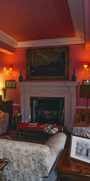 Μετά το «λάθος παπούτσι», έρχεται το «λάθος φωτιστικό»: Το trick που απογειώνει τον φωτισμό στο σπίτι