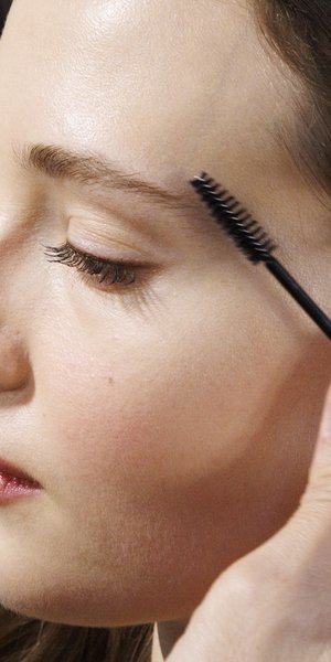 Baby brows: Η τάση στα φρύδια που έχει ήδη διχάσει τους beauty experts