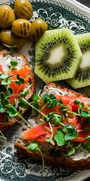 Πιάτο με σολομο και ακτινίδιο