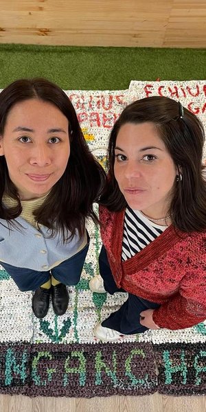 Οι Ισπανίδες καλλιτέχνιδες που πλέκουν με πλαστικές σακούλες/Φωτογραφία: Instagram/las_enganchadas