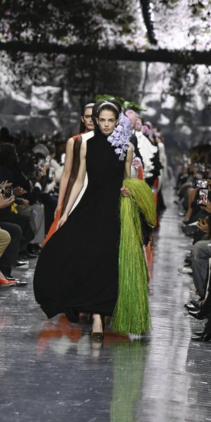 Όταν η κεραμική γίνεται couture: Η Magdalene Odundo πίσω από την έμπνευση του Jonathan Anderson για τον Dior