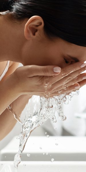 Γυναίκα που πλένει το πρόσωπό της
