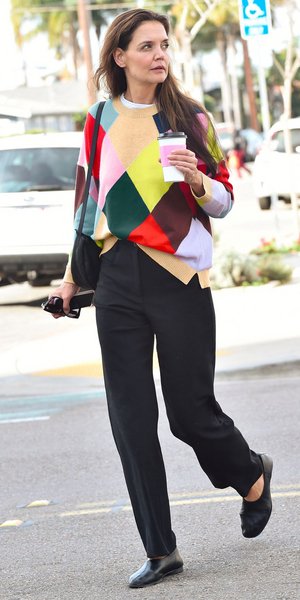 Η Κέιτι Χολμς έβαλε πρώτη το παπούτσι που θα βλέπουμε παντού την άνοιξη