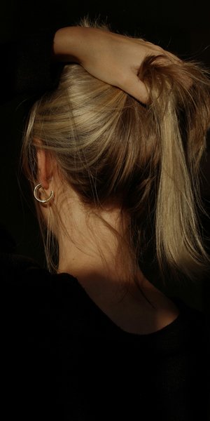 Γυναίκα που πιάνει τα μαλλιά της