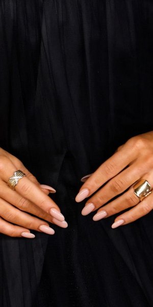 Αυτό το ξεχασμένο χρώμα νυχιών έχει γίνει η No.1 τάση στο ανοιξιάτικο μανικιούρ