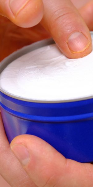 Τη βάζετε λάθος; Φαρμακοποιός αποκαλύπτει πού δεν ενδείκνυται η Nivea στο μπλε κουτί