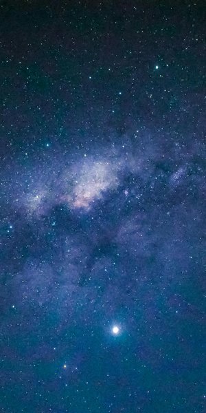 Ο πλανήτης, με την ονομασία HD 137010 b, έχει μέγεθος πολύ κοντά στη Γη  (περίπου 6% μεγαλύτερος) και περιφέρεται γύρω από ένα άστρο παρόμοιο με τον Ήλιο, ολοκληρώνοντας μια πλήρη τροχιά σε περίπου 355 ημέρες / PEXELS