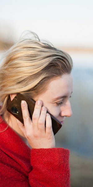 Γυναίκα μιλά στο τηλέφωνο 