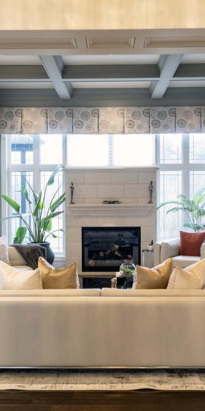 Πού μπαίνει ο καναπές για να «ανοίξει» το σαλόνι, σύμφωνα με τους διακοσμητές