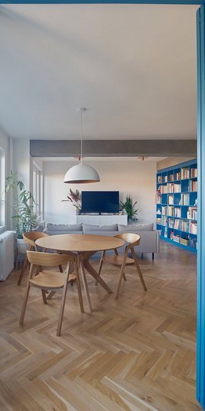 Πώς ένα παλιό και στενό διαμέρισμα μεταμορφώθηκε σε ευρύχωρο και φωτεινό σπίτι με '50s αισθητική