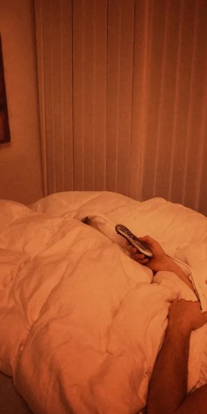 Το φαινόμενο δεν αφορά μόνο νεότερες γενιές, αλλά πλήττει ιδιαίτερα άτομα στα 40 και στα 50 τους χρόνια, που συχνά φαίνονται κοινωνικά επιτυχημένα και σταθερά / SHUTTERSTOCK